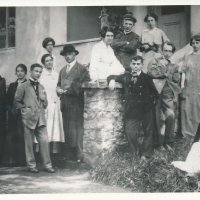 Thorma János (középen) a növendékei körében Nagybányán